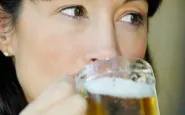 birra ragazza beve