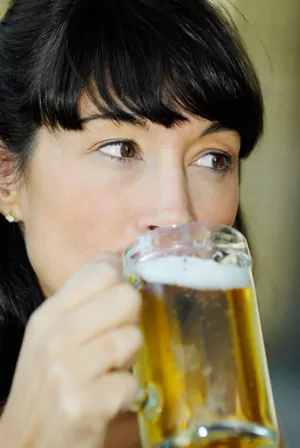 birra ragazza beve