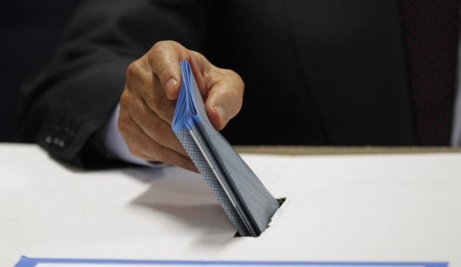 Elezioni amministrative, Silvio Berlusconi al seggio elettorale
