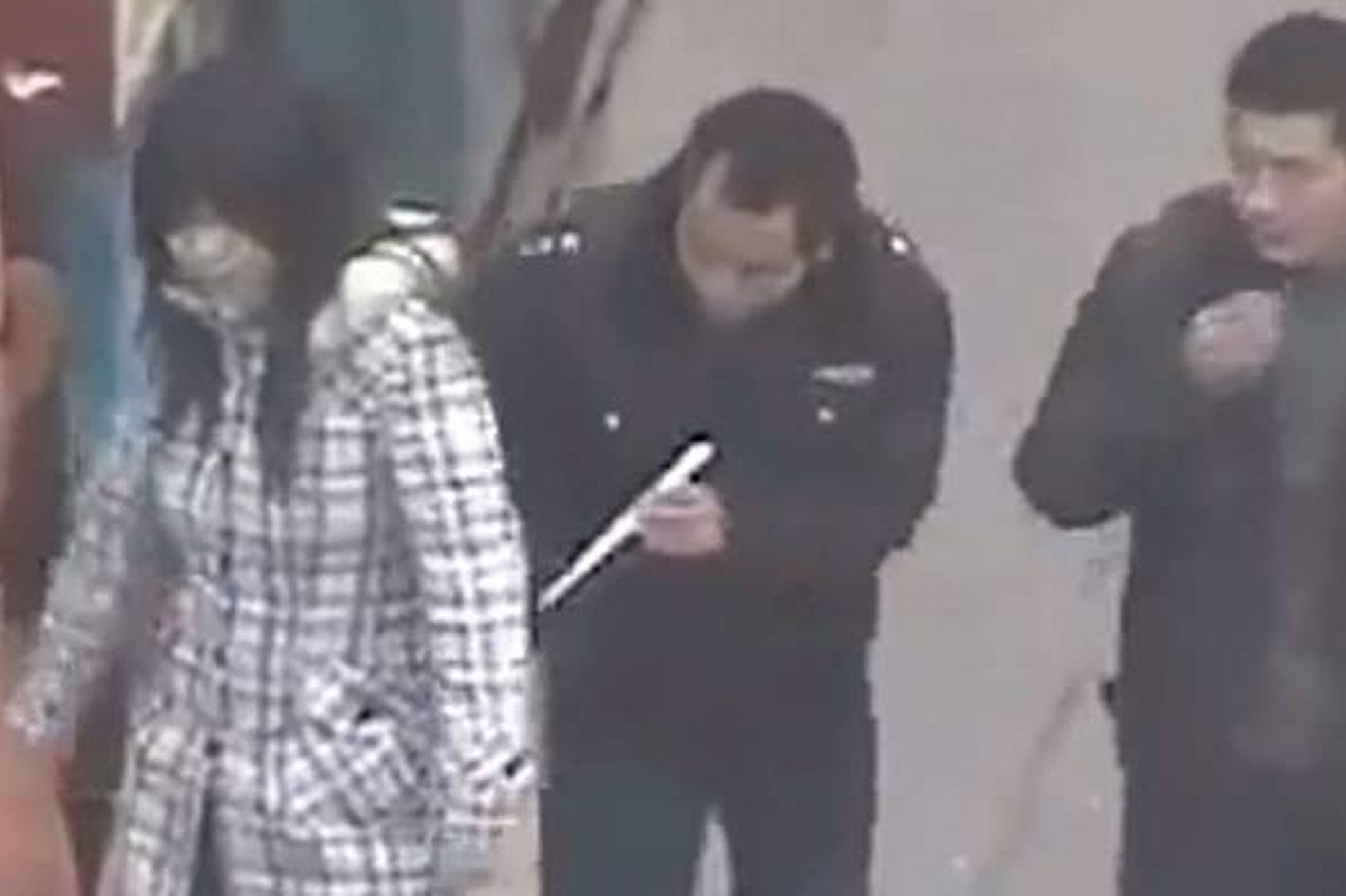 this-is-the-moment-a-brazen-chinese-thief-pickpockets-a-woman-shopper-using-chopsticks-pic-swns-56985288