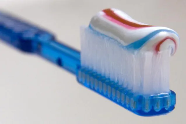 Gli-utilizzi-alternativi-del-dentifricio-elimina-le-macchie-e-sbianca-le-unghie-638x425
