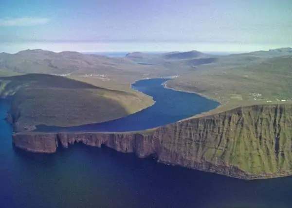 Lago Sorvagsvatn sopra l'Oceano Atlantico isole faroe