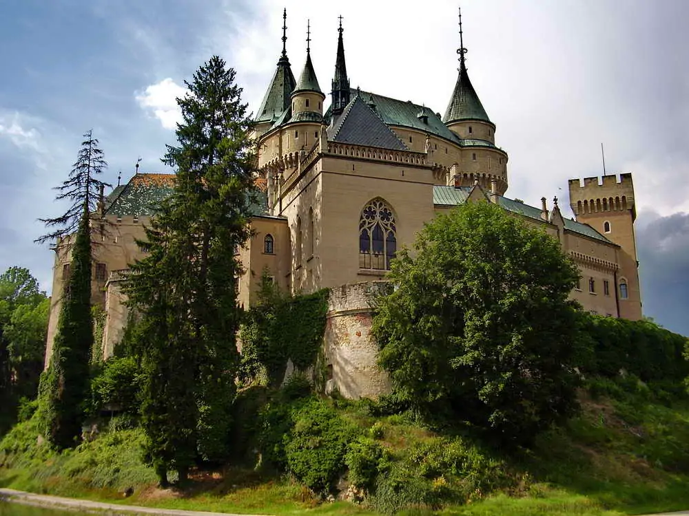 Castello di Bojnice – il castello più spettacolare in Slovacchia monti di strazov