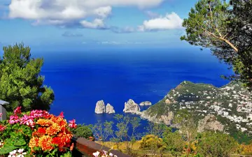 Conosciuta come il cuore dell'Italia, l'isola di capri vi farà sentire divinamente ed anacapri