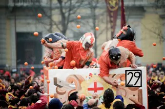 Che-cos’è-la-battaglia-delle-arance-al-Carnevale-di-Ivrea?