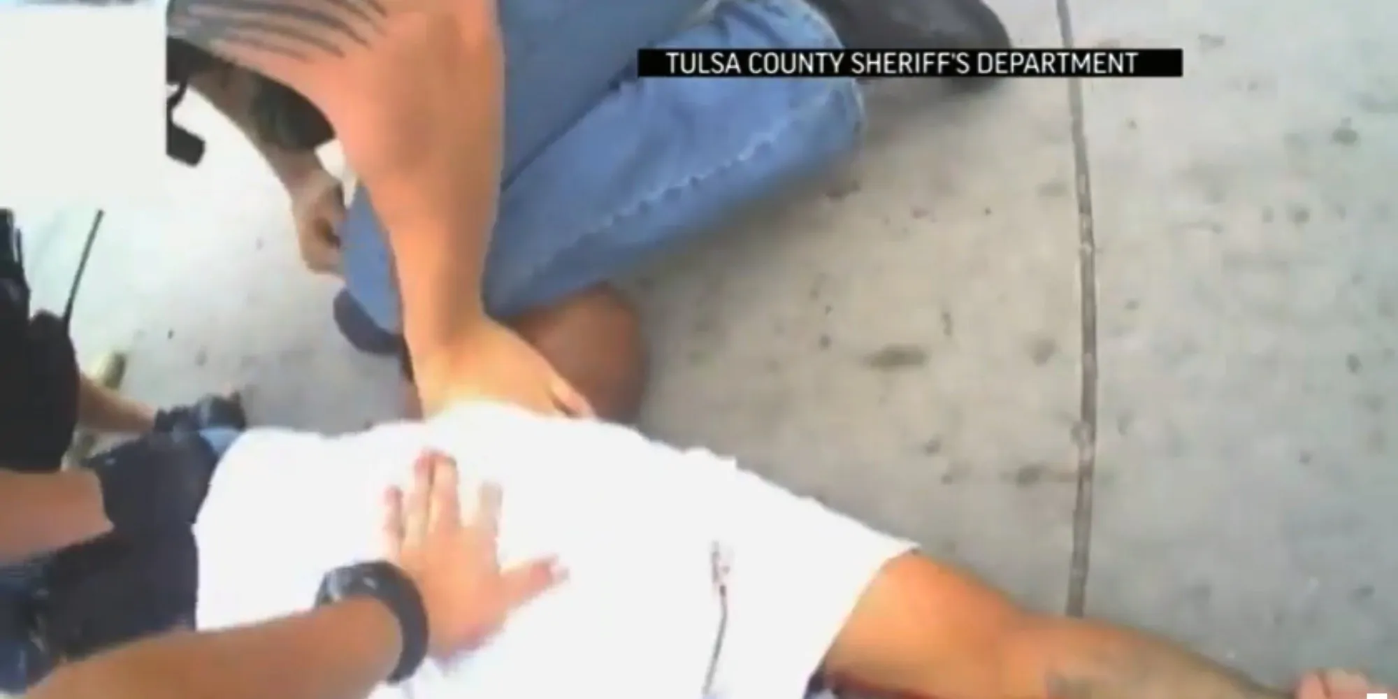 detay vice sceriffo uccide nero in oklahoma era disarmato e immobilizzato nelle immagini dice di prendere il taser poi spara