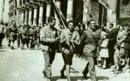 Partigiani sfilano per le strade di milano