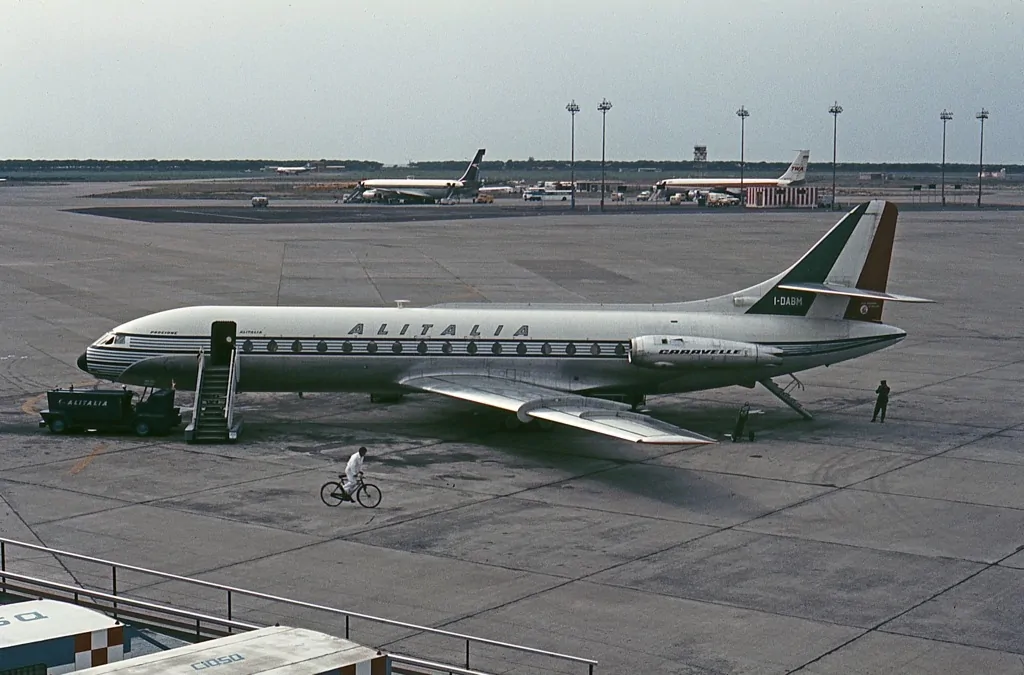 Caravelle in livrea Alitalia all’aeroporto Fiumicino - anni 60 -John Proctor-Wikipedia-Pubblico Dominio