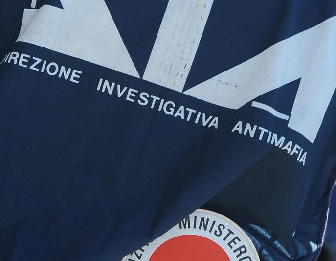Foto generica di agente Dia con pettorale e paletta