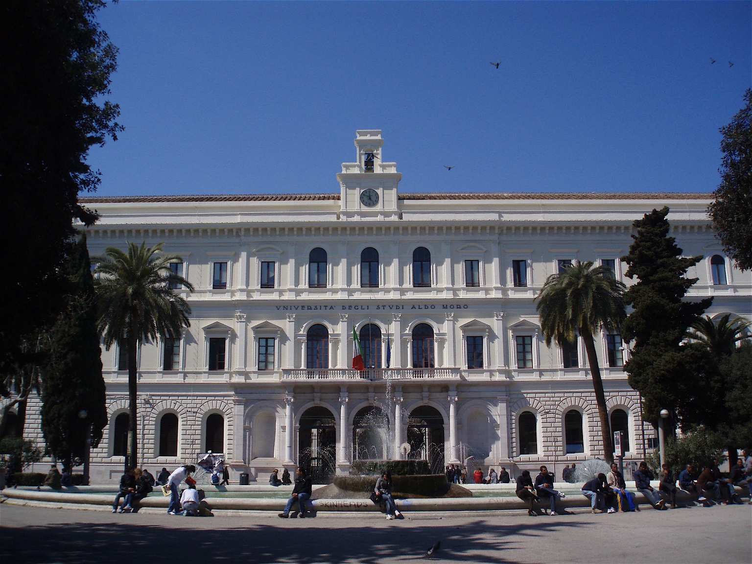 Ateneo di Bari, studenti fanno lezione in cortile