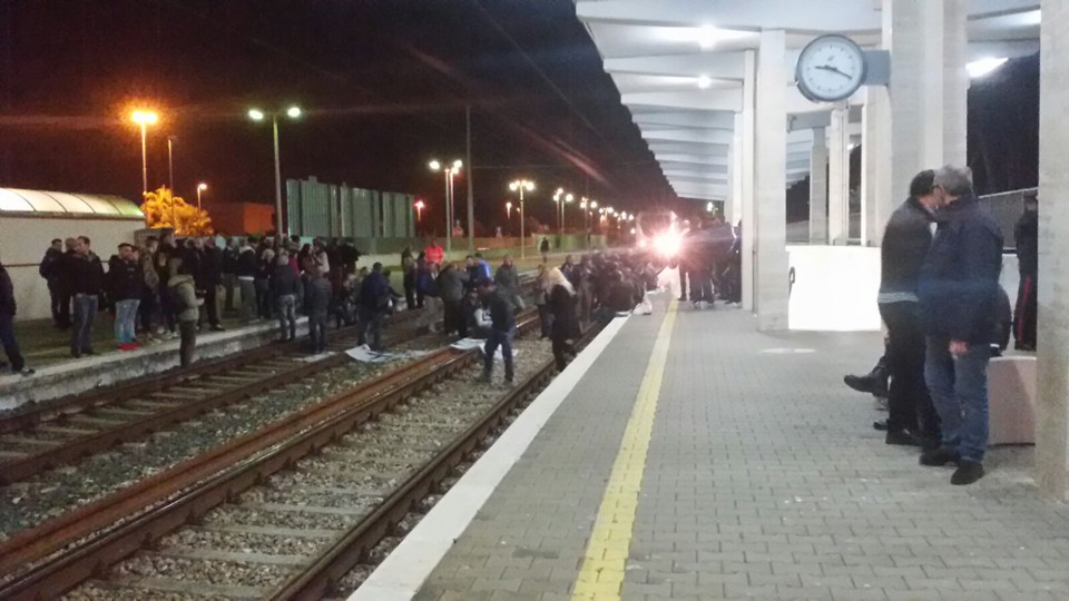Blocco ferroviario nel Salento per protesta contro eradicazione ulivi Blocco ferroviario nel Salento per protesta contro eradicazione ulivi
