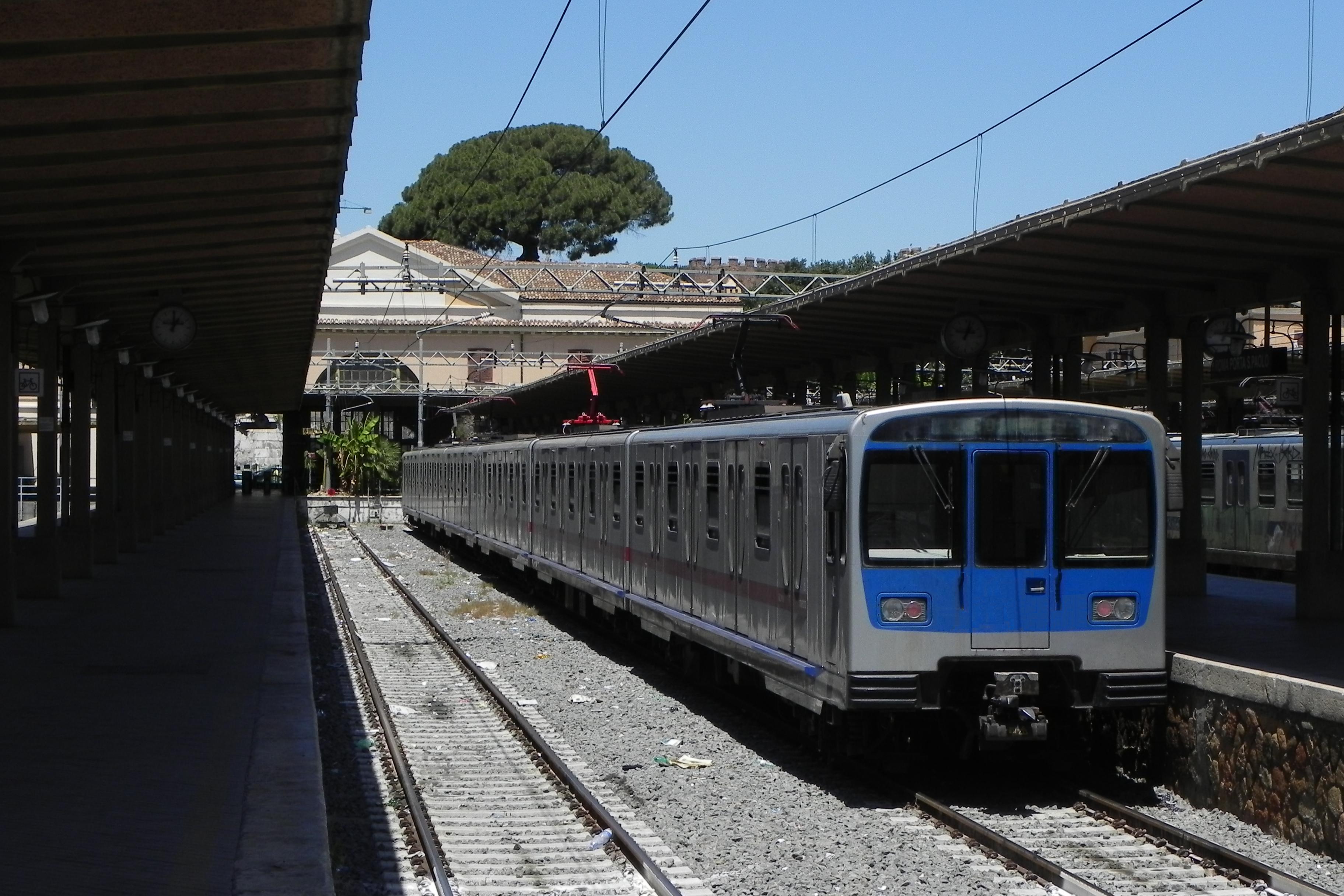 Dramma sulla Roma-Lido donna si lancia sui binari Dramma sulla Roma-Lido donna si lancia sui binari