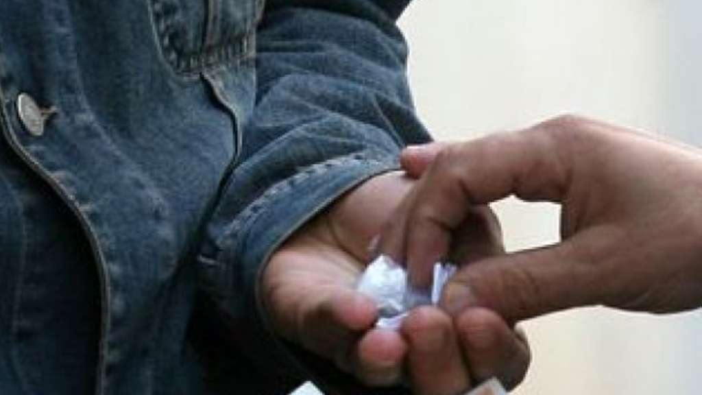 Giovinazzo, spacciavano nella villa comunale tra i bambini