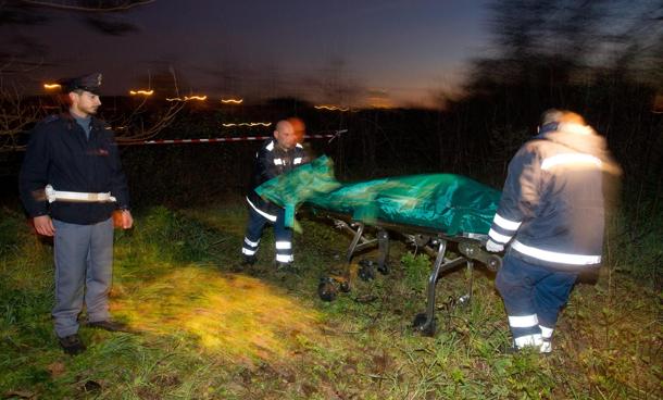 Cadavere in scarpata su argini Tevere in periferia Roma