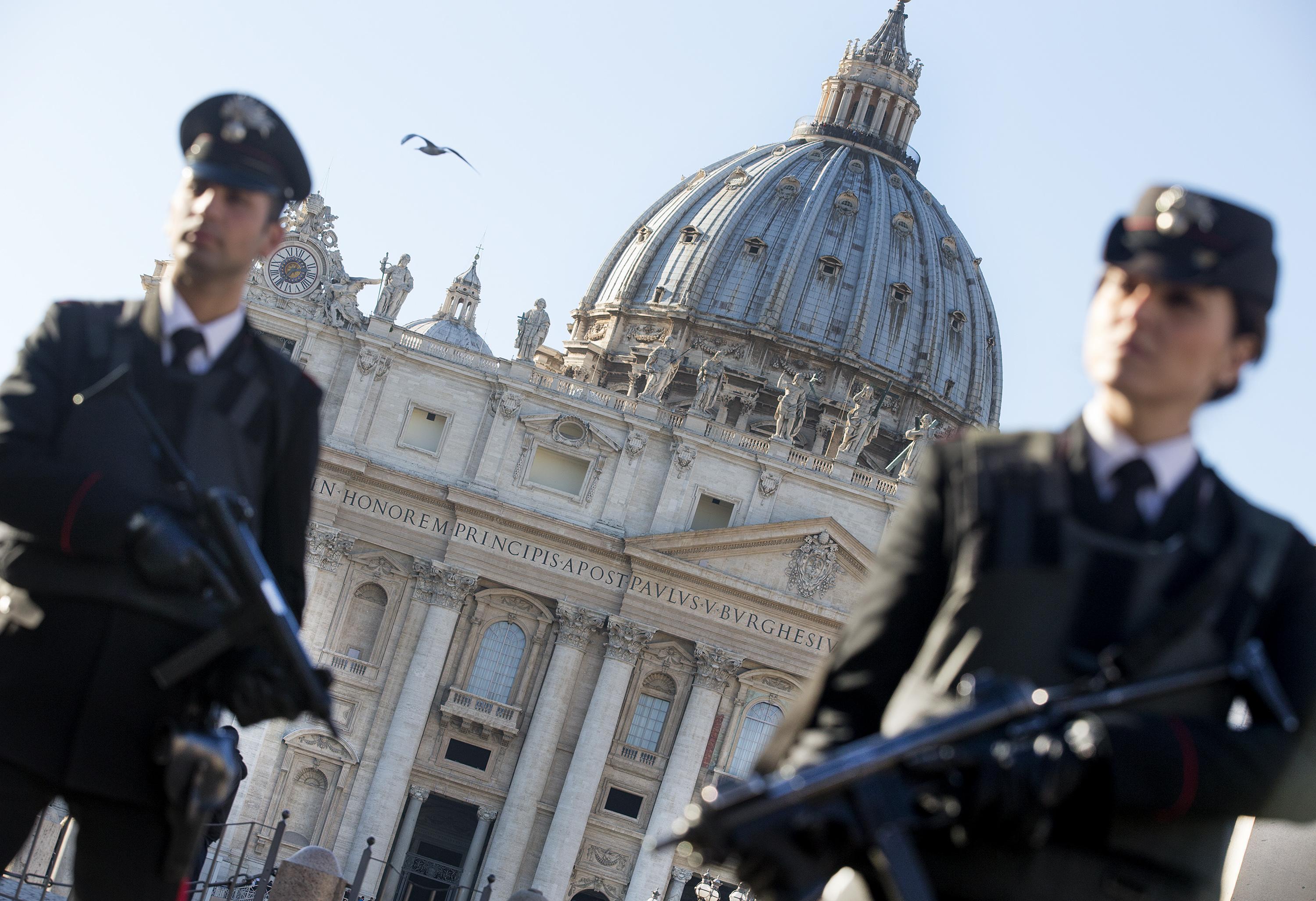 Presidiate dai militari le stazioni della metro di Roma Presidiate dai militari le stazioni della metro di Roma