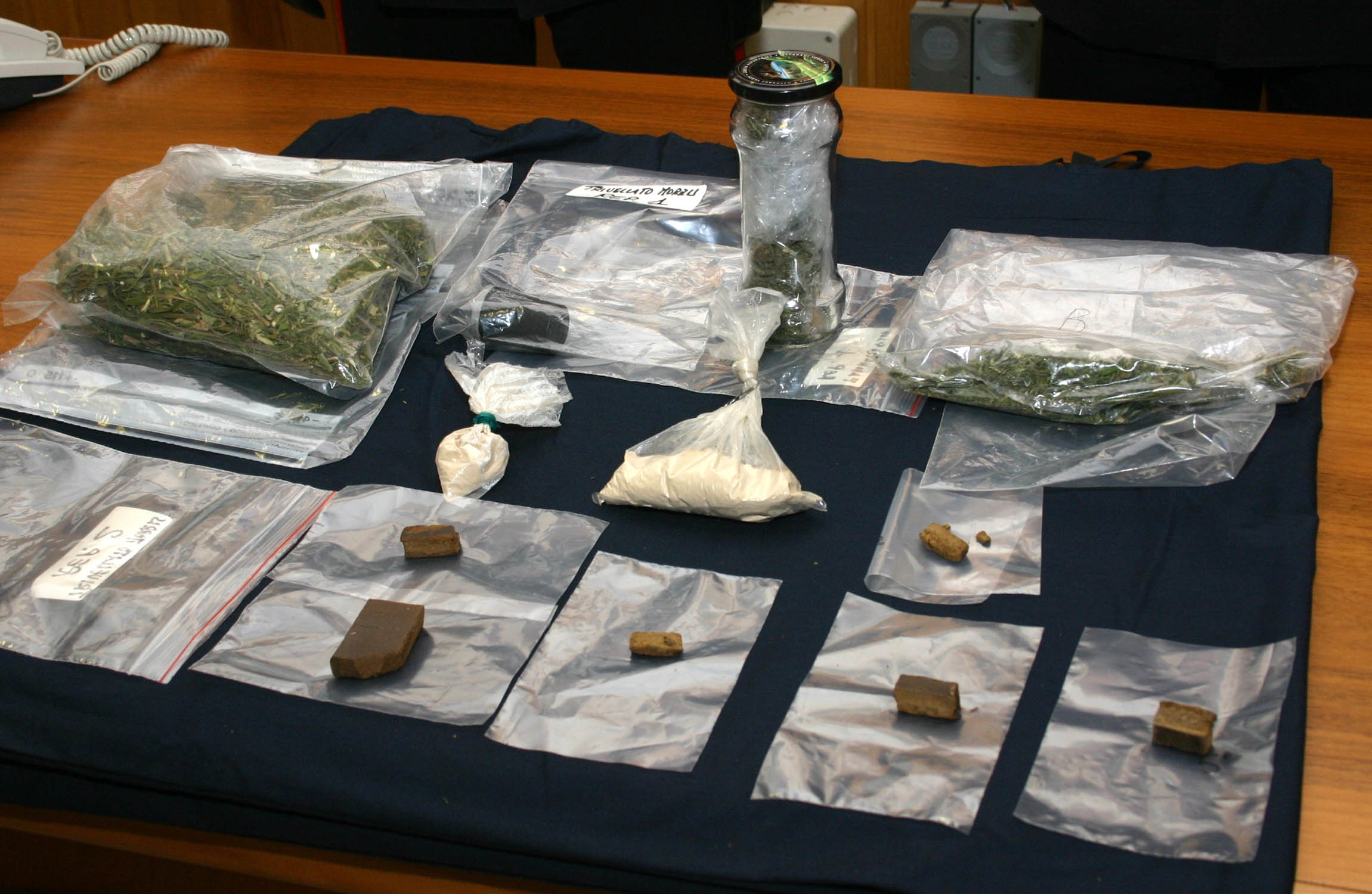 Roma, nascondeva pitoni e droga