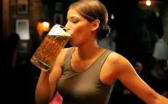donna che beve birra