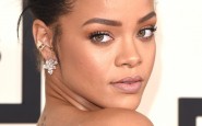 Rihanna dà il microfono a un suo fan e lui la “asfalta” con un acuto
