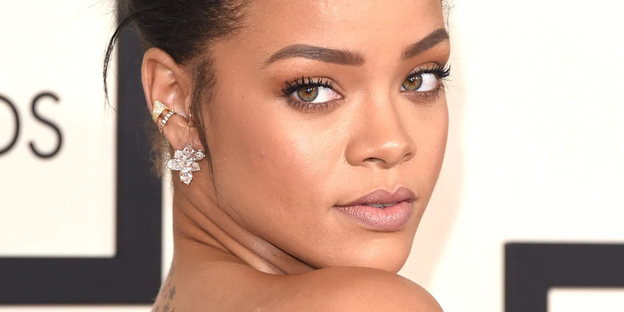 Rihanna dà il microfono a un suo fan e lui la “asfalta” con un acuto