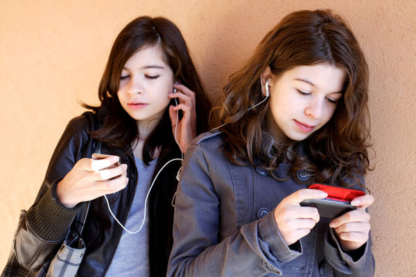Lo Smartphone ci sta rendendo degli zombie. Distratto un italiano su due Lo Smartphone ci sta rendendo degli zombie. Distratto un italiano su due