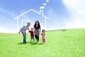 14684162 happy family in esecuzione sul campo con una casa disegnata in background