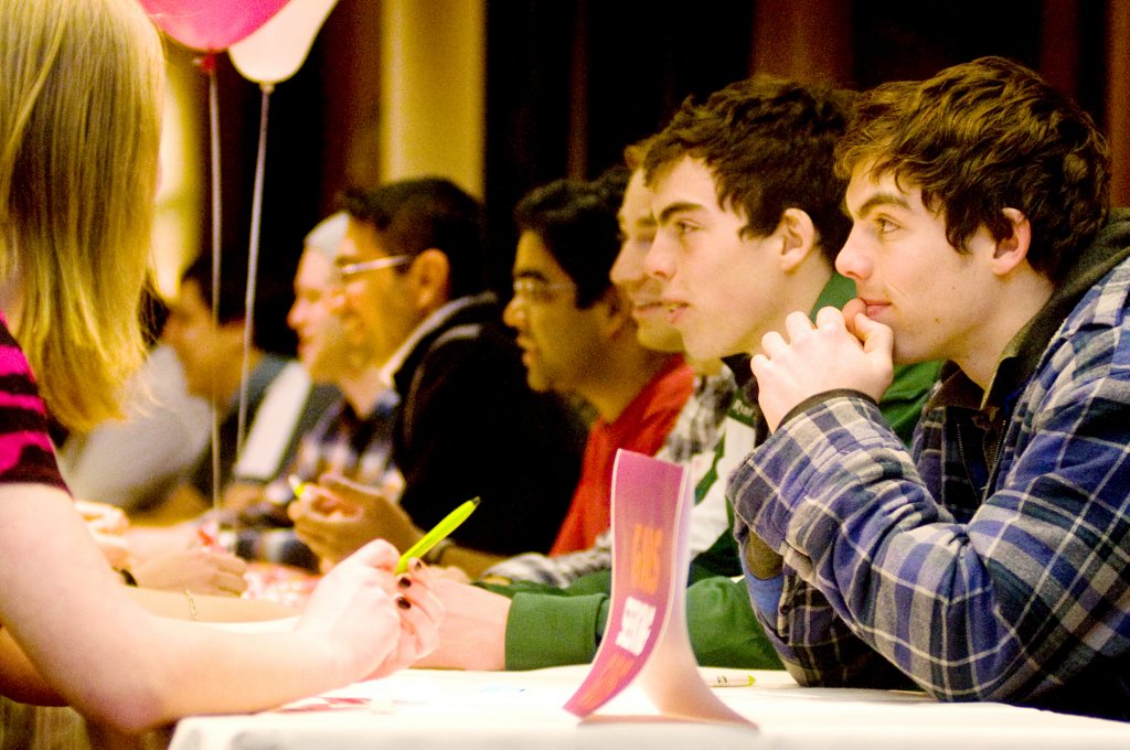 Come attirare l'attenzione in uno Speed Date
