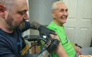 Nonno festeggia il compleanno tatuandosi un braccio
