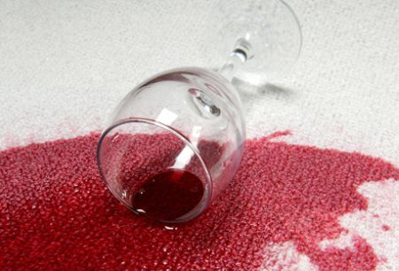 Metodo sicuro per rimuovere le macchie di vino rosso da un divano ... Macchie di vino