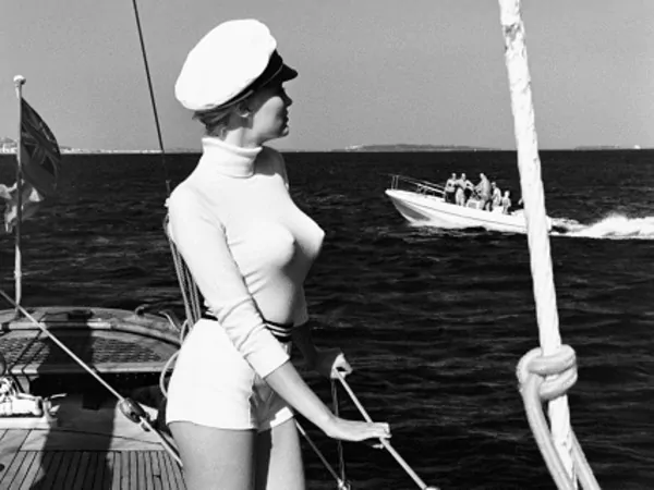 43749 Helmut Newton Winnie of the coast of Cannes 1975