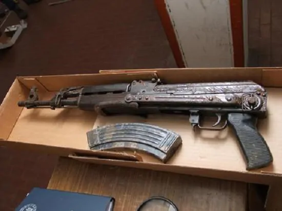 Uno dei fucili trovati a casa dell'imbianchino incensurato di Cutro