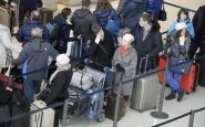 Alcuni passeggeri attendono pazientemente di fare il check in al JFK di New York