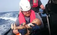 La foto shock divulgata da Sea Watch che ritrae il corpo senza vita di un bimbo di circa un anno tra le braccia di un soccorritore.