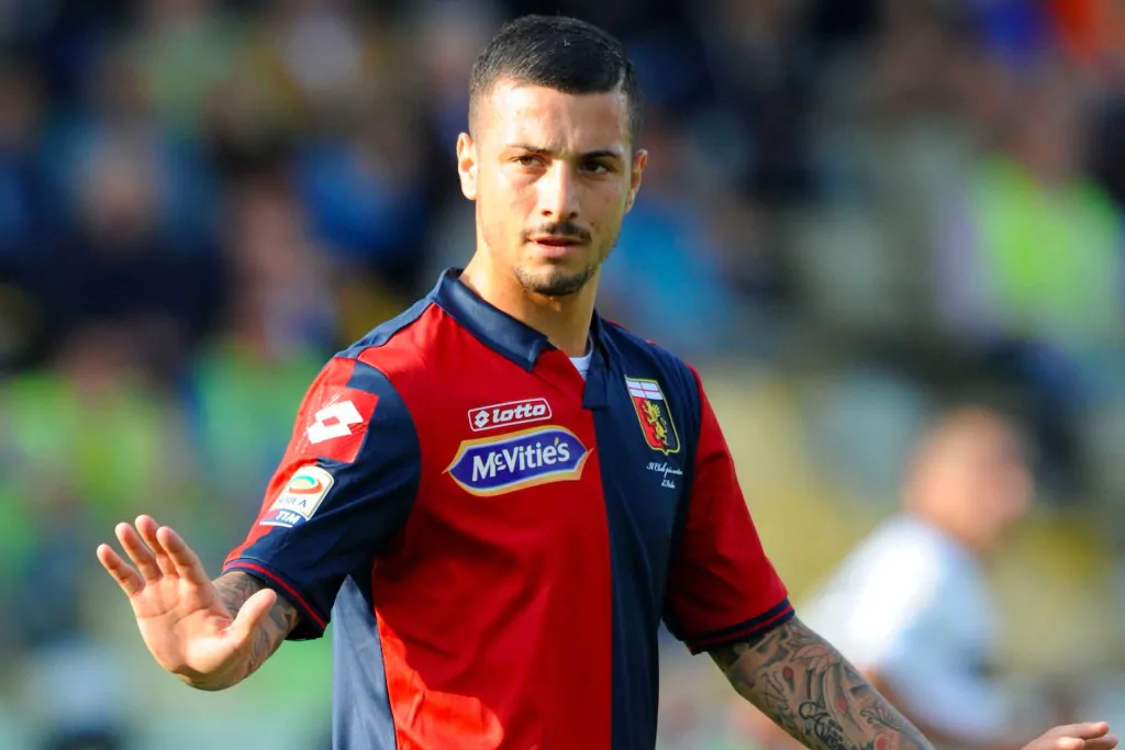 Armando Izzo indossa la maglia del Genoa durante una partita di Serie A