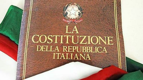 Copertina di una copia della Costituzione della Repubblica Italiana