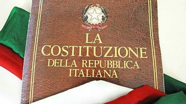 Copertina di una copia della Costituzione della Repubblica Italiana