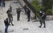 Le forze di Polizia Israeliana pattugliano le strade durante la Maratona di Gerusalemme