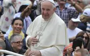Papa Francesco sfila tra i fedeli a bordo della sua Papa Mobile