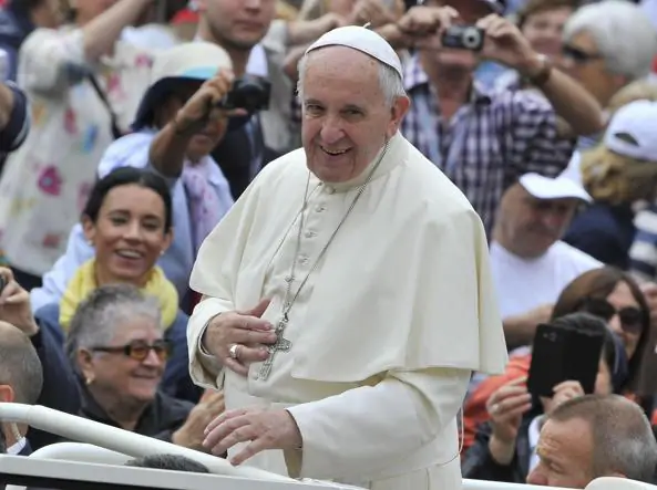 Papa Francesco sfila tra i fedeli a bordo della sua Papa Mobile