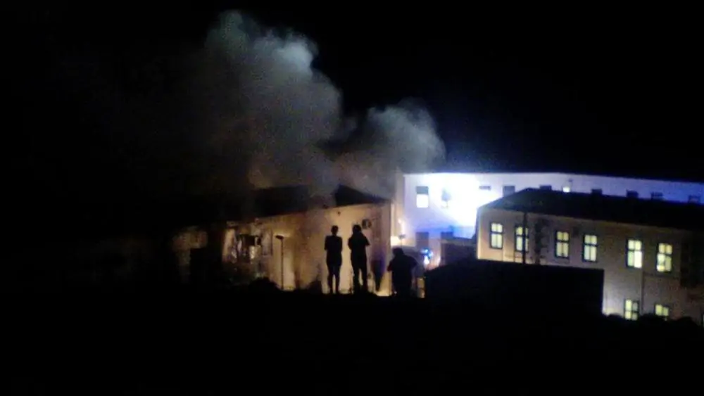 Alcune immagini dell'incendio che ha colpito uno dei padiglioni del Centro Accoglienza di Lampedusa