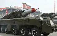 Un camion dell'esercito coreano trasporta un missile
