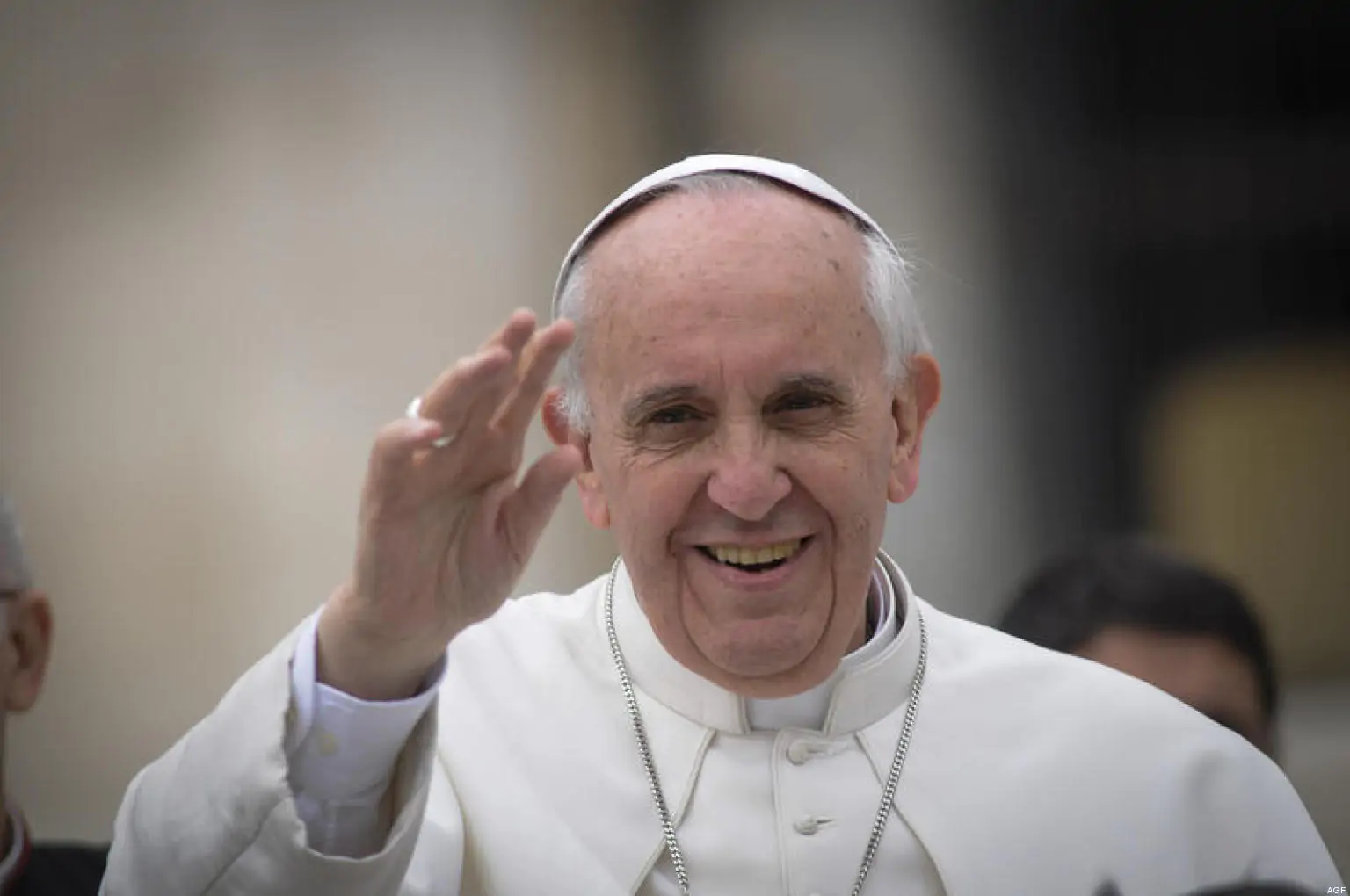 Papa Francesco saluta le migliaia di fedeli che, ogni Domenica, seguono la Messa in Piazza San Pietro a Roma