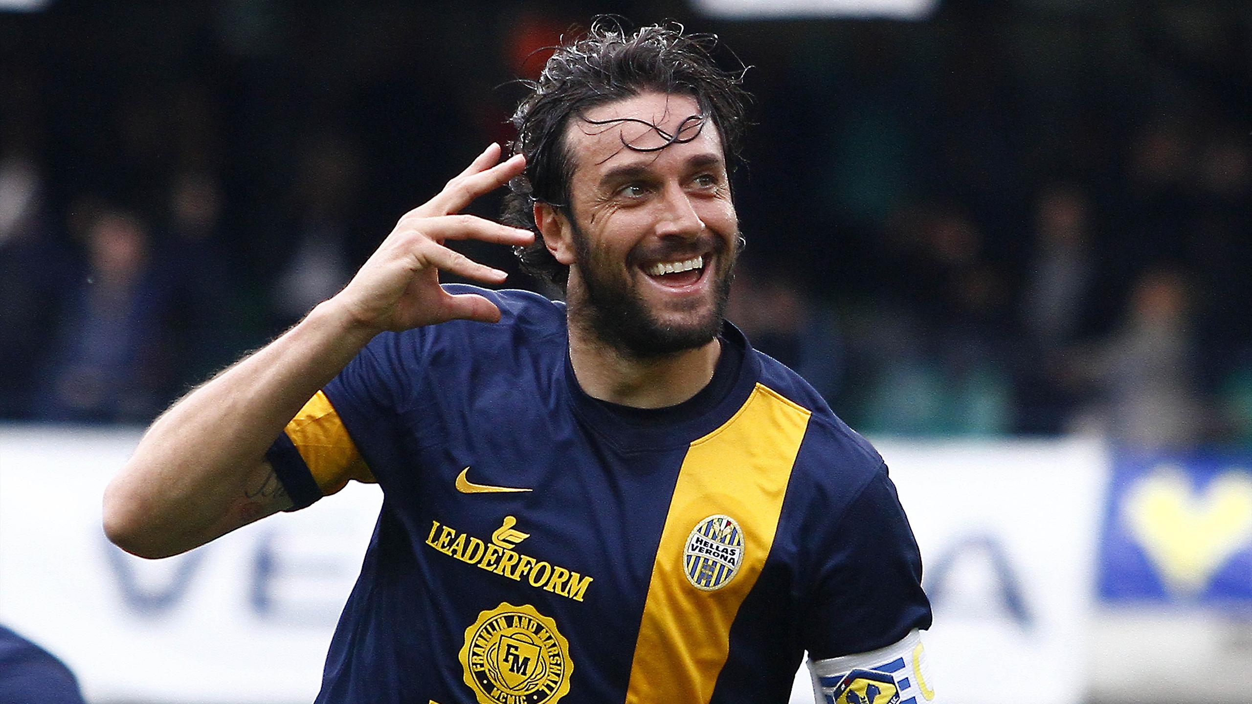 Luca Toni esulta dopo un gol