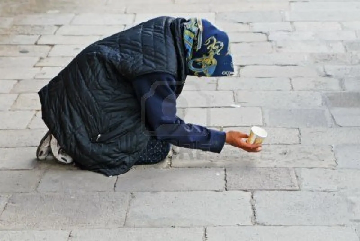 12315725 mendicante chiede l 39 elemosina per strada1