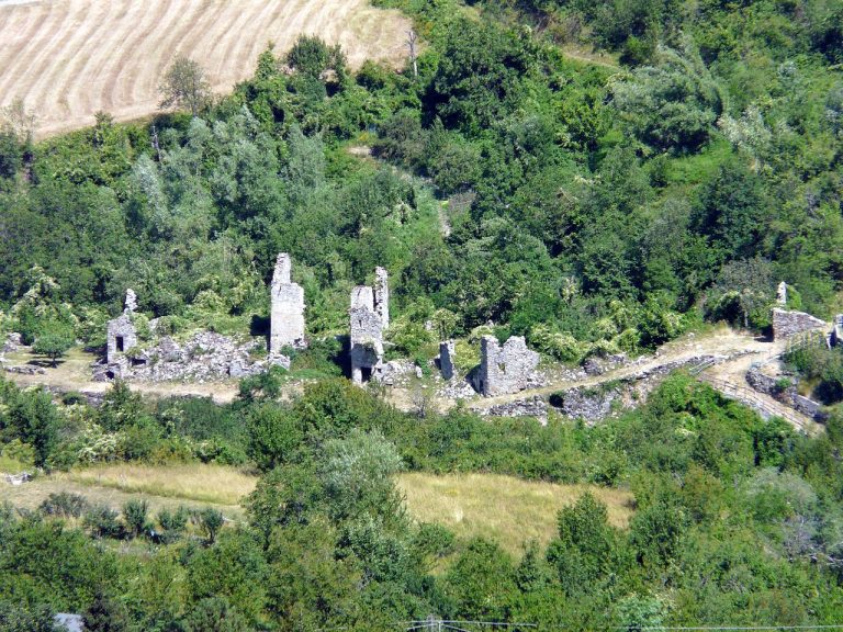1280px Connio Carrega Ligure borgo vecchio2 768x576