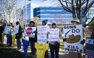 USA: un gruppo di manifestanti sventola cartelli contrari alla vendita delle armi, legale in tutti gli Stati Uniti d'America