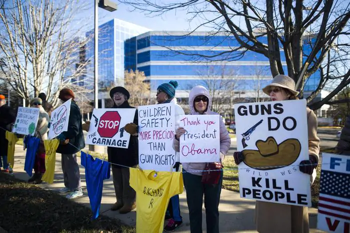 USA: un gruppo di manifestanti sventola cartelli contrari alla vendita delle armi, legale in tutti gli Stati Uniti d'America