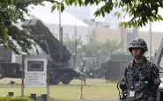 Un soldato della Corea del Nord presidia la zona di lancio dei missili Musudan