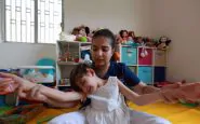 Uno dei tanti genitori disabili presenti in Italia abbraccia sua figlia