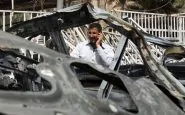I resti dell'autobomba esplosa questa mattina in Giordania