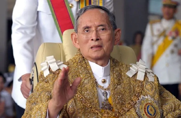 L'anziano re thailandese Bhumibol festeggia domani 70 anni di regno